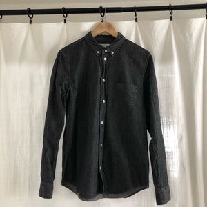 Dark chambray men’s Everlane shirt